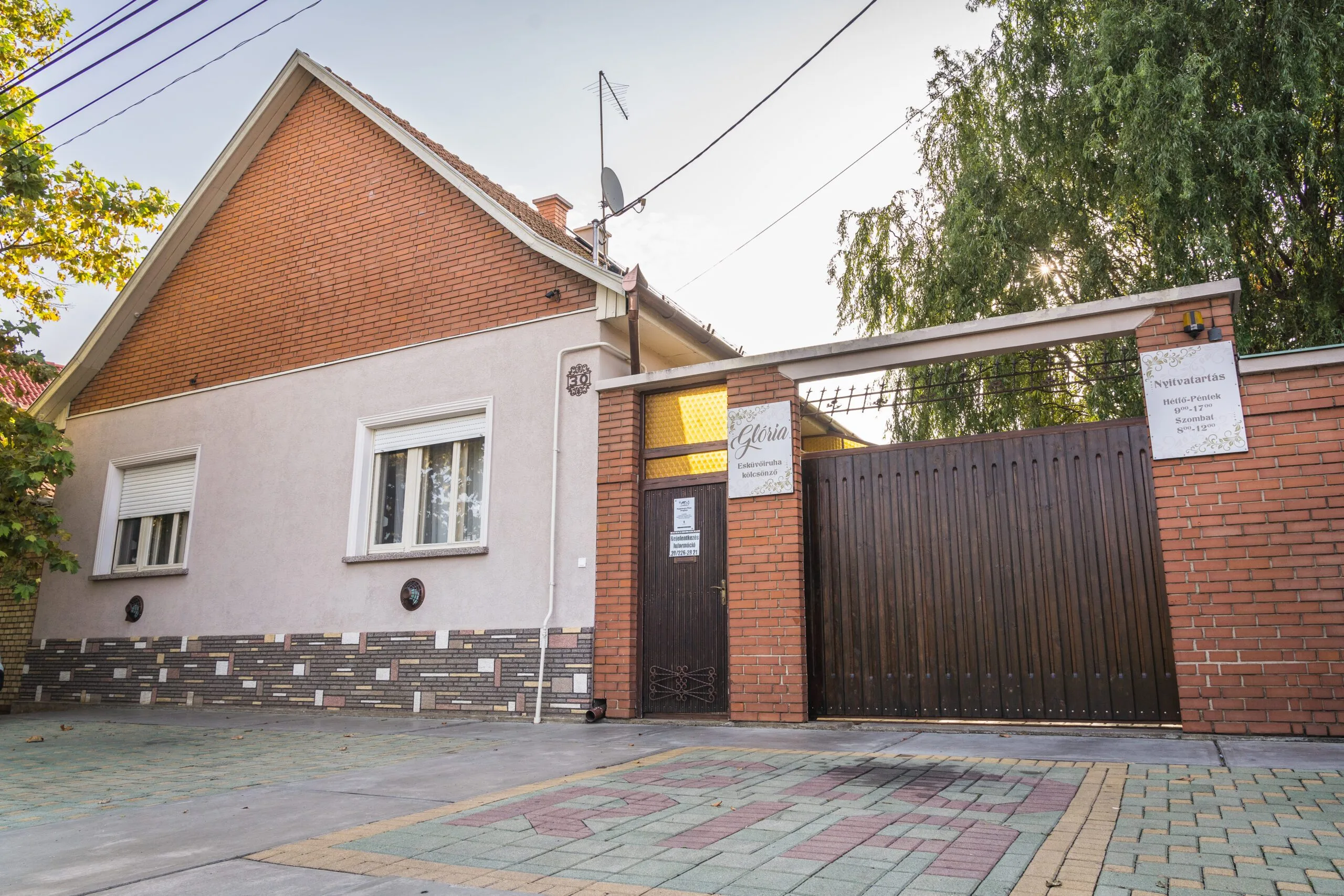 A Ceglédi Glória Ruhaszalon kültere.
