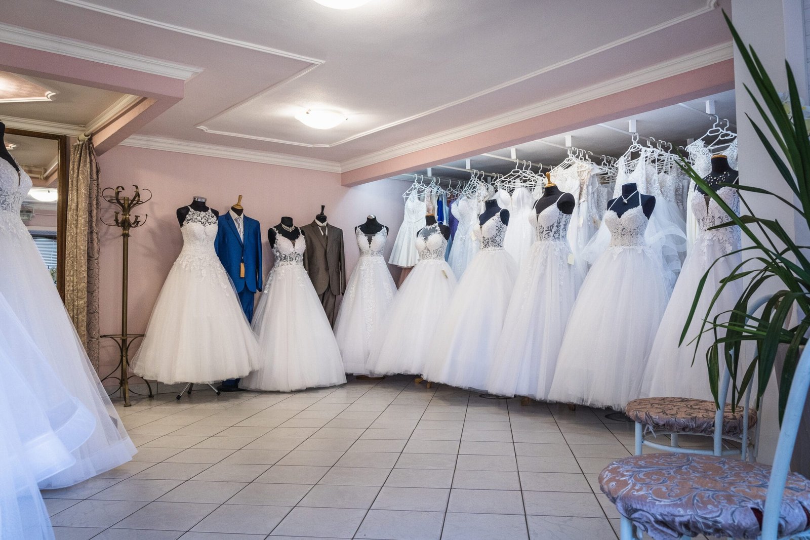 A Ceglédi Glória Ruhaszalon belső tere.